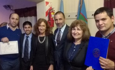 ROTARY CLUB ENTREG?&rsquo; EL PREMIO  CONFRATERNIDAD CAMPANA-ZARATE