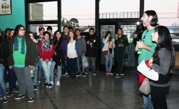 J&oacute;venes participaron de una funci&oacute;n especial de &ldquo;Abzurdah&rdquo; en el Cine &ldquo;Campana&rdquo;