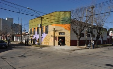 La artista Roc&iacute;o Garc&iacute;a pinta un Mural en Homenaje a los Inmigrantes