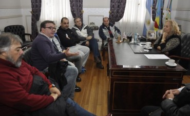 Autoridades del Club Villa D&aacute;lmine junto a la Intendente Giroldi, por la propiedad del estadio violeta