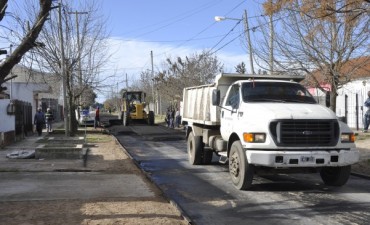 La Intendente Giroldi recorrió obras de asfalto en el barrio Héroes de Malvinas II