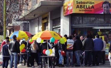 Abella sac&oacute; a la calle m&aacute;s de 300 voluntarios para visitar a cada vecino en su casa