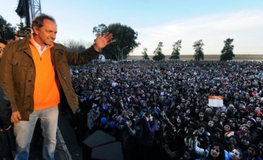 ANTE UNA MULTITUD Y CON AXEL, SCIOLI PARTICIP&Oacute; DE LOS FESTEJOS DE LOS 400 A&Ntilde;OS DE BARADERO