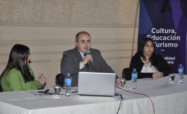 Directivos de escuelas p&uacute;blicas y privadas participaron de una importante capacitaci&oacute;n sobre efem&eacute;rides