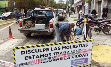 Por pedido de los vecinos, reparan bocas de tormenta y sumideros en distintos puntos de la ciudad
