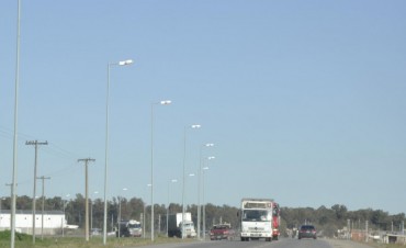 Abella intercedi&oacute; y finalmente se completaron las obras de alumbrado p&uacute;blico en el Camino de la Producci&oacute;n y el Trabajo 