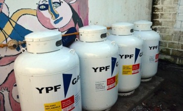 Abella visit&oacute; la Escuela N&ordm; 12 para constatar la obra que reestableci&oacute; el servicio de gas