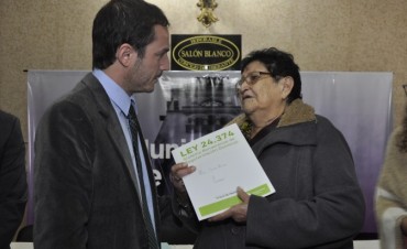 El Intendente entreg&oacute; escrituras a vecinos que esperaron hasta 20 a&ntilde;os