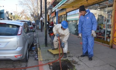 La limpieza de sumideros se extiende por la ciudad 