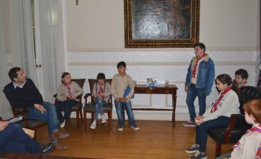 Abella recibi&oacute; al grupo de boys scouts &ldquo;Monse&ntilde;or Exp&oacute;sito&rdquo;