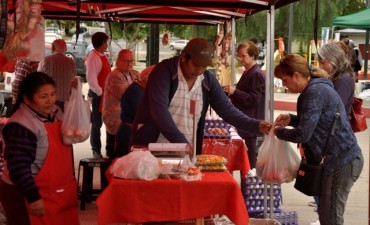La Feria de Productores Locales suma nuevos productos y extiende su horario