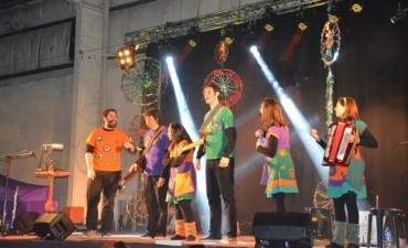 &ldquo;Canticu&eacute;nticos&rdquo; deslumbr&oacute; a chicos y grandes con un show cargado de m&uacute;sica y color