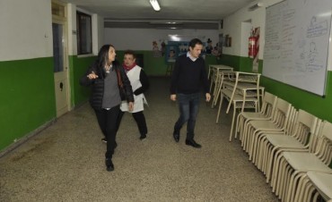 Entregan mobiliario a escuelas p&uacute;blicas de la ciudad