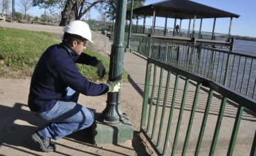Se reparan las farolas de la costanera
