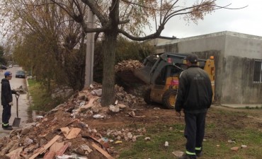 Contin&uacute;a el retiro de mont&iacute;culos en la v&iacute;a p&uacute;blica