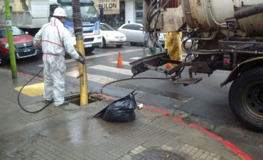 Se realizan tareas de limpieza y desobstrucci&oacute;n de sumideros en el casco urbano