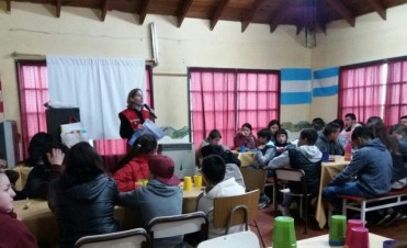 Realizan charlas de prevenci&oacute;n de inundaciones en zona de islas