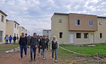 El Intendente y adherentes visitaron las 104 viviendas para constatar los avances de la obra