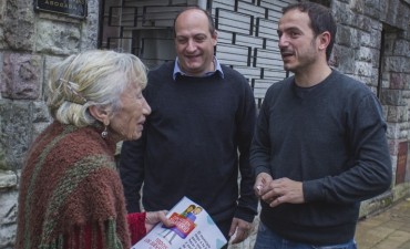 Nuevo timbreo de gesti&oacute;n: Abella, Roses, funcionarios y voluntarios salieron otra vez a escuchar a los vecinos