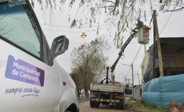 Contin&uacute;an coloc&aacute;ndose nuevas luminarias en los barrios 