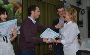 Abella cerr&oacute; una capacitaci&oacute;n de camarer&iacute;a y tallado de frutas y verduras