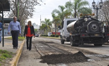 Roses y la diputada Tedeschi recorrieron las obras de repavimentaci&oacute;n de la avenida Varela