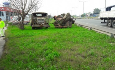 Retiraron dos camiones abandonados en Panamericana y Castelli