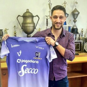 Villa D?&nbsp;lmine se renueva firm� Leandro Sapetti