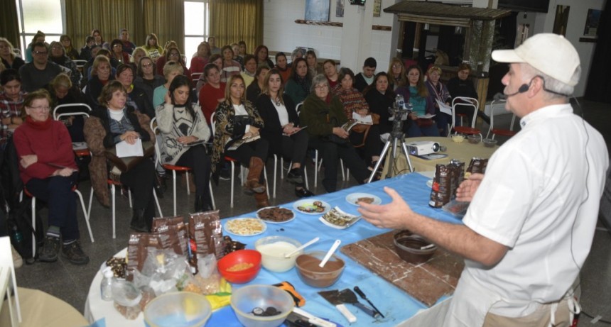 Se present&oacute; con &eacute;xito el taller gratuito de bomboner&iacute;a artesanal 