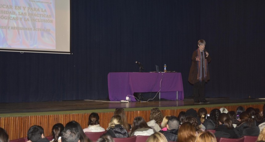 M&aacute;s de 150 docentes participaron de la conferencia &ldquo;Educar en y para la diversidad&rdquo;   