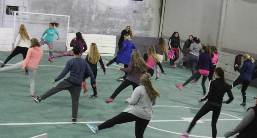 Comenzaron las clases de zumba en la sociedad de fomento del barrio La Esperanza