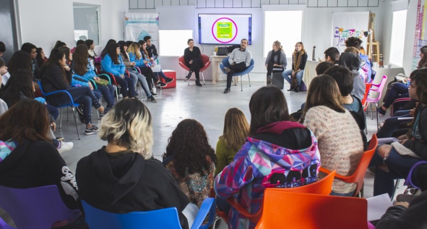El Intendente convers&oacute; con j&oacute;venes estudiantes sobre los temas de la actualidad