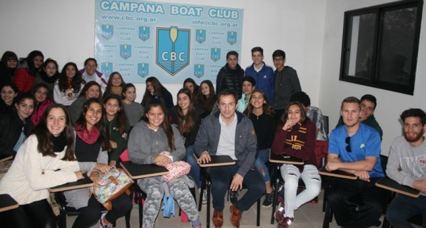 Sebasti&aacute;n Abella dialog&oacute; con los deportistas de Hockey del Campana Boat Club