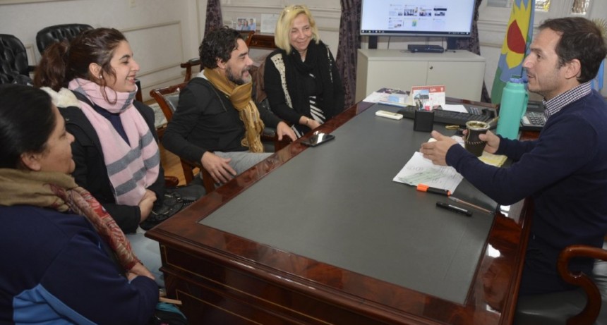 El Intendente recibi&oacute; a representantes del Ballet Eluney 