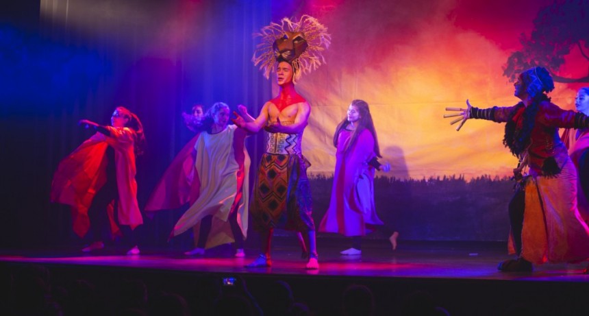 Junto a cientos de familias, Abella disfrutó una función de la obra “El Rey León”