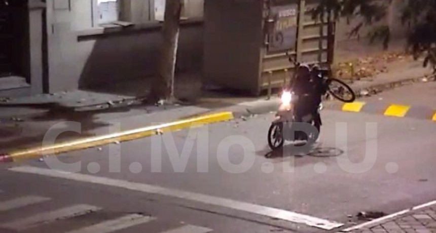 Robaron una bicicleta pero fueron advertidos por las c&aacute;maras de seguridad