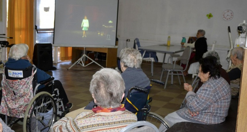 Residentes del Hogar Municipal de Ancianos disfrutaron la proyecci&oacute;n de &ldquo;La Maestra&rdquo;