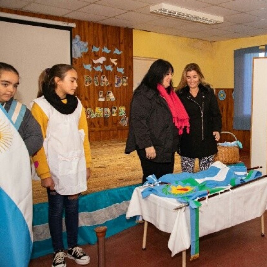 Schvartz acompa&ntilde;&oacute; el acto del CeAT N&ordm; 2 de la isla por el D&iacute;a de la Bandera