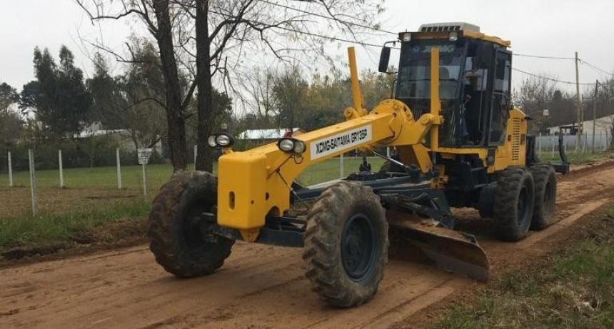 Los Pioneros: realizan trabajos de mejora integral en las calles de tierra 