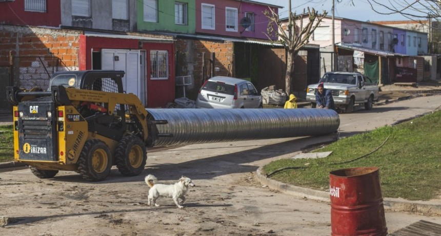 Barrio Dignidad: colocan nueva ca&ntilde;er&iacute;a en bocacalle que se anegaba