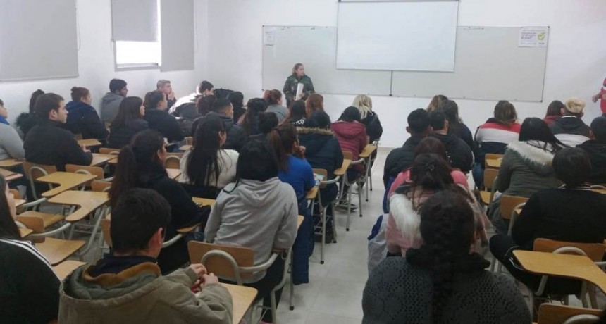 M&aacute;s de 150 aspirantes a la Escuela de Polic&iacute;a participaron de una charla informativa