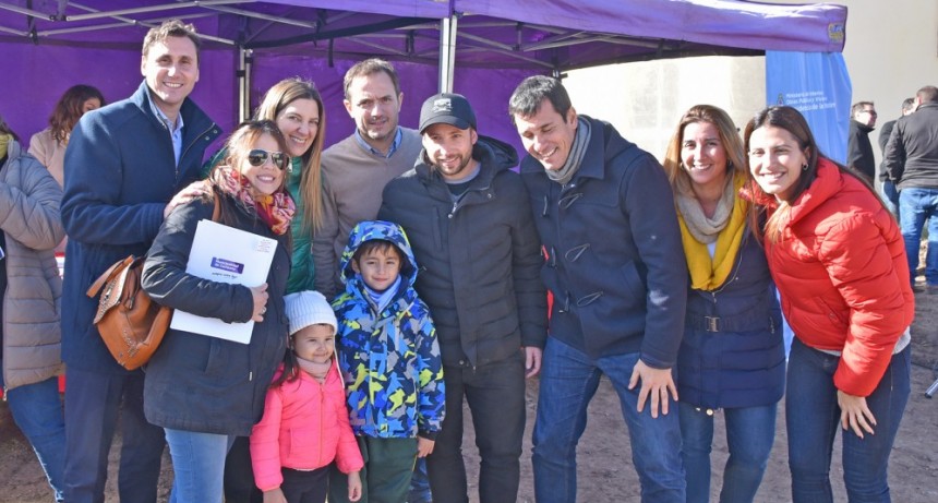 El Intendente entreg&oacute; 35 nuevas casas del plan 104 Viviendas