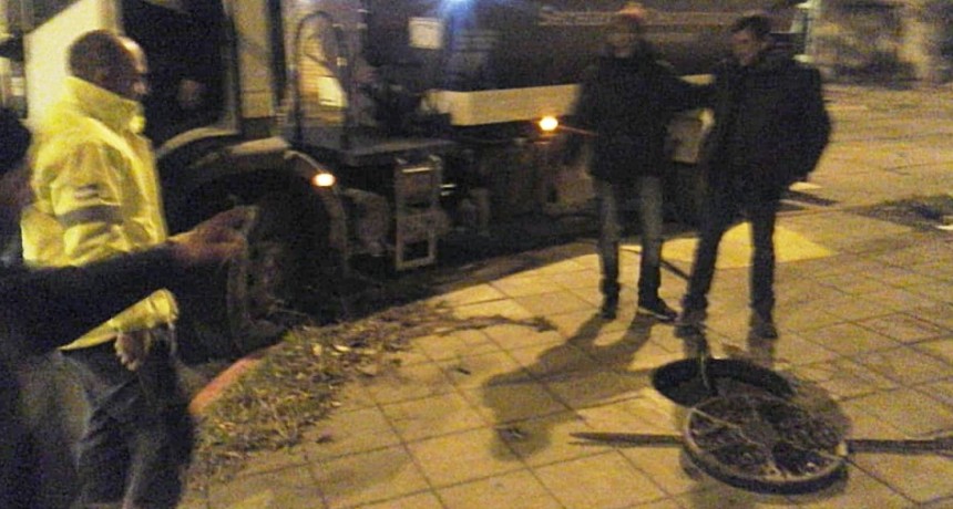 R&aacute;pido accionar del Municipio ante una derrame de combustible en conducto cloacal