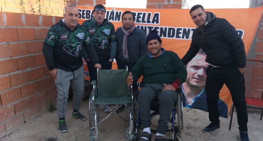 Militantes de &ldquo;Sentir&rdquo; donaron una silla de ruedas a un vecino