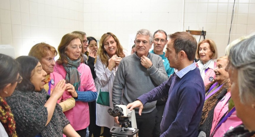 Tras la carrera solidaria, la Cooperadora don&oacute; un microscopio al Hospital