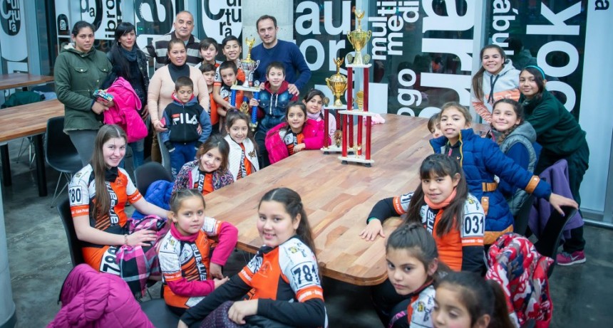 Abella recibi&oacute; a la Escuela de Pat&iacute;n Carrera del barrio Las Praderas