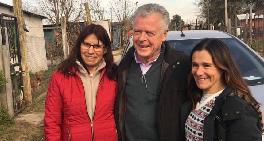 Rub&eacute;n Romano charl&oacute; con vecinos de La Esperanza