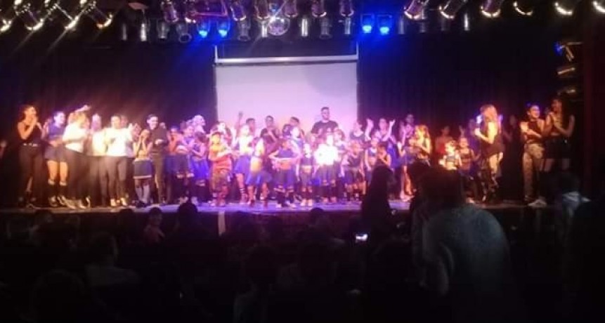 A sala llena, se present&oacute; el espect&aacute;culo de danzas &ldquo;La vida misma&rdquo;