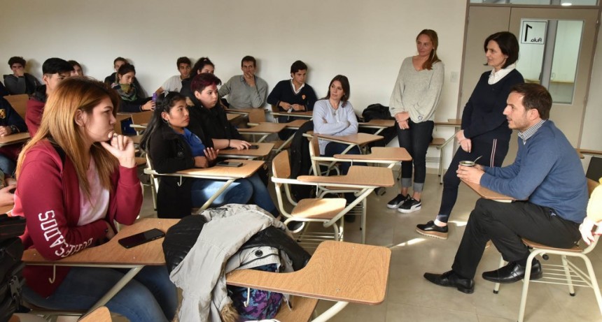 Abella se reuni&oacute; con los j&oacute;venes que participan del programa Buenos Aires Debate   