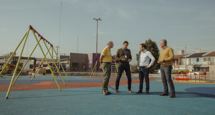 La plaza del barrio Lubo cuenta con dos nuevos y modernos espacios de juegos